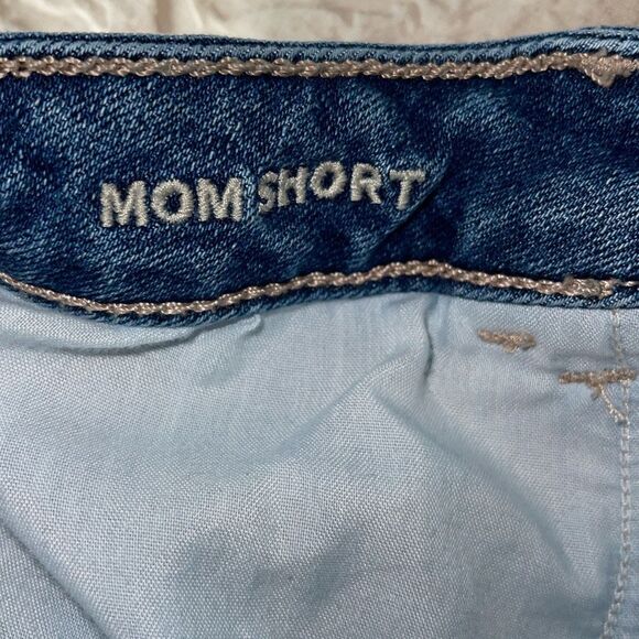 American Eagle Womens Frayed Hem Cutoff Denim Mom Shorts Mid Wash Blue Size 8 - Picture 2 of 6